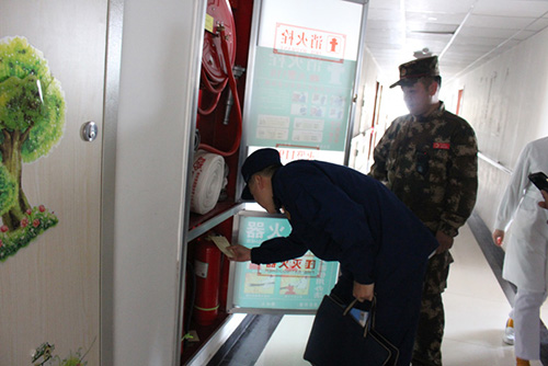 峄城大队严查重点单位消防安全.jpg