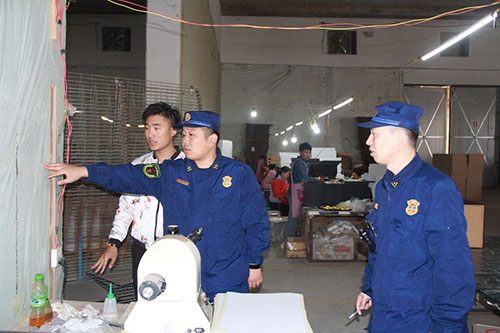 1557308888630067380.jpg 峄城大队检查生产加工企业消防安全1.jpg