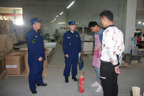 1557308921280068995.jpg 峄城大队检查生产加工企业消防安全2.jpg