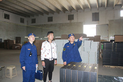 1557308934838005841.jpg 峄城大队检查生产加工企业消防安全3.jpg