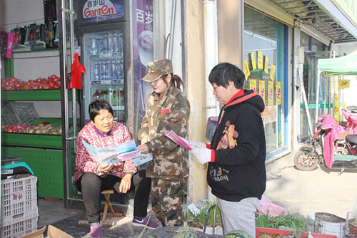 5月5日，峄城大队宣传人员走进辖区商铺开展消防宣传活动。 (1).jpg