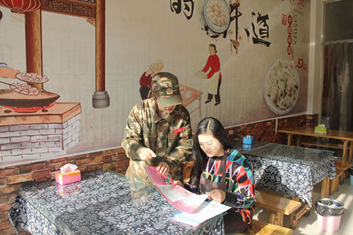 5月5日，峄城大队宣传人员走进辖区商铺开展消防宣传活动。 (3).jpg