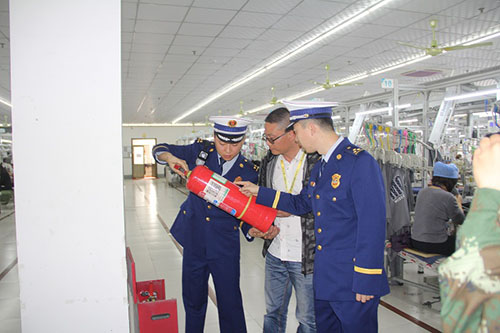 峄城大队检查重点单位消防安全2.jpg