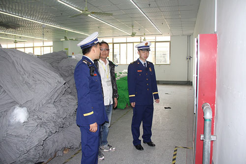 峄城大队检查重点单位消防安全1.jpg