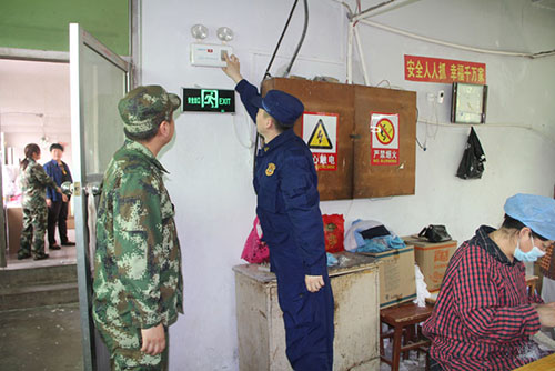 1557821133618065802.jpg 消防大队开展手套厂消防安全检查.jpg