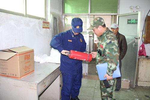 1557821144167066914.jpg 消防大队开展手套厂消防安全检查1.jpg