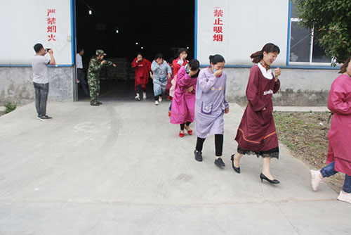 5月21日，峄城大队走进辖区工艺品加工企业开展消防安全培训，100余名员工齐学夏季防灭火技能。 4.jpg