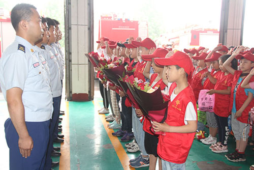 峄城：200余名青少年团小学生在消防队别样过“六一.jpg