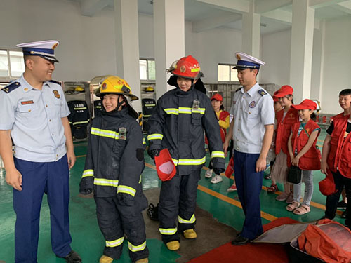 4峄城：200余名青少年团小学生在消防队别样过“六一.jpg