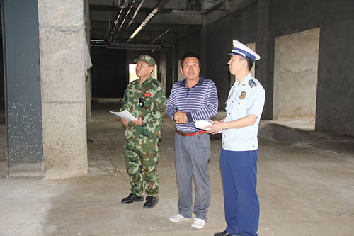1559807295837027591.jpg 峄城大队检查在建工地消防安全.jpg
