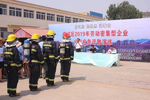 峄城区举行2019年劳动密集型企业火灾应急疏散演练4.jpg