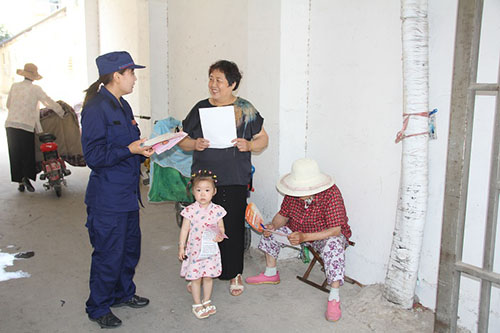 峄城大队深入社区宣传普及消防安全常识1.jpg