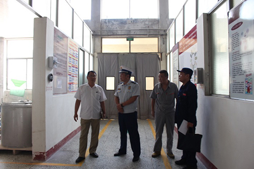 峄城大队突击检查重点单位消防安全.jpg