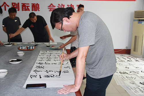 1565164060301039886.jpg 市青年书协走进峄城大队义献墨宝2.jpg
