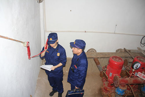 1峄城大队积极整治医院消防安全隐患.jpg