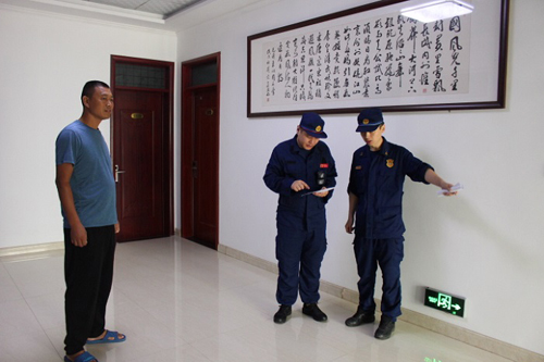 峄城大队检查人员密集场所消防安全.jpg