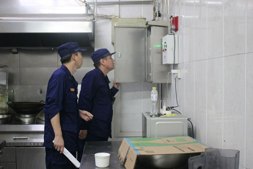 43峄城大队检查重点单位消防安全.jpg